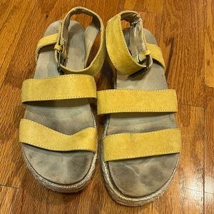 Universal thread platform sandal size 7.5